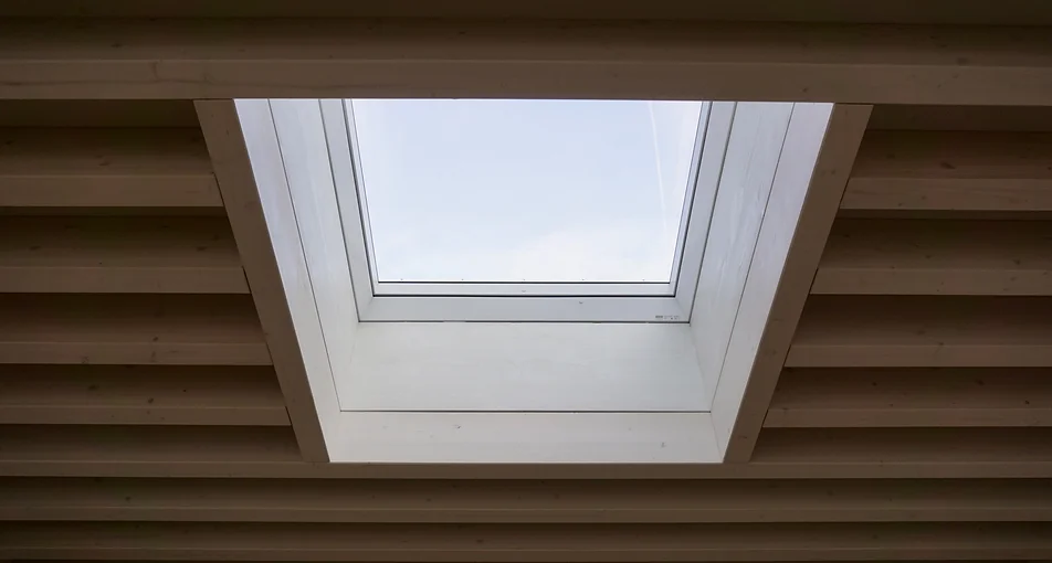 Tetti in legno veneto finestre per tetti velux su tetto piano in legno lamellare di abete tinta grigio chiaro Finestre per tetti velux su tetto piano in legno lamellare di abete tinta grigio chiaro - veneta tetti - veneto