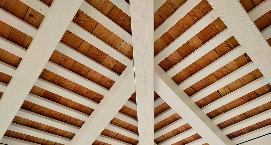 Gazebo in legno lamellare tinta bianco e manto di copertura in scandole di larice veneta tetti - veneto